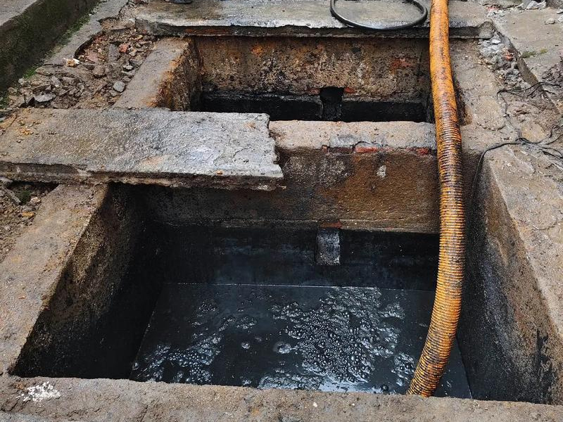 栖霞街清理化粪池